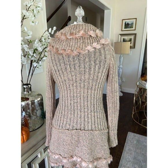 Very Soft Pale Pink Sweater with Faux Fur (Small) - Picture 3 of 3